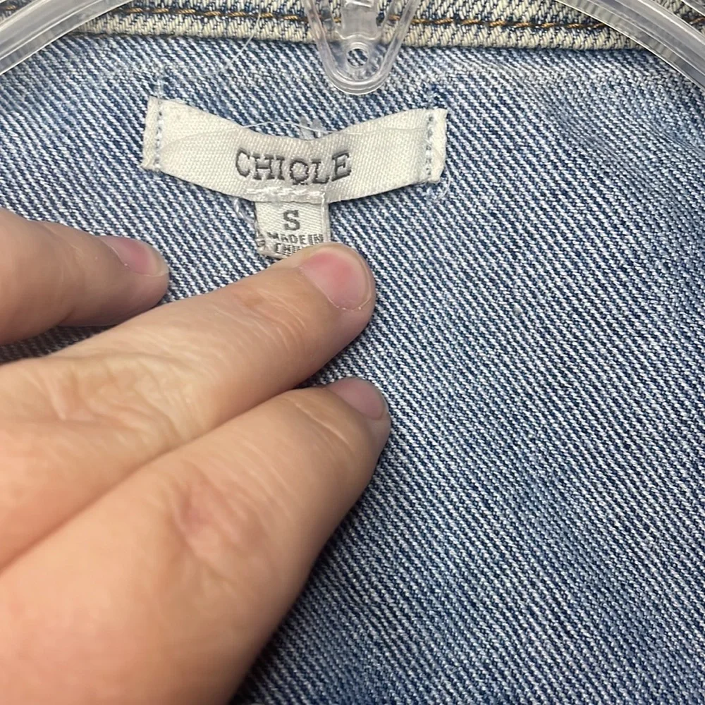 - $11 was $20 ChiQle distressed jean jacket medium wash size small 90’s